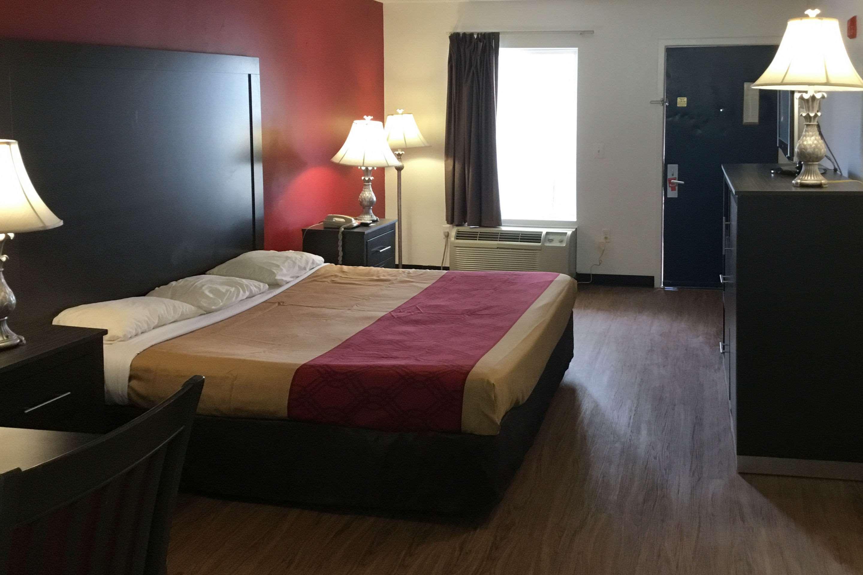Econo Lodge *