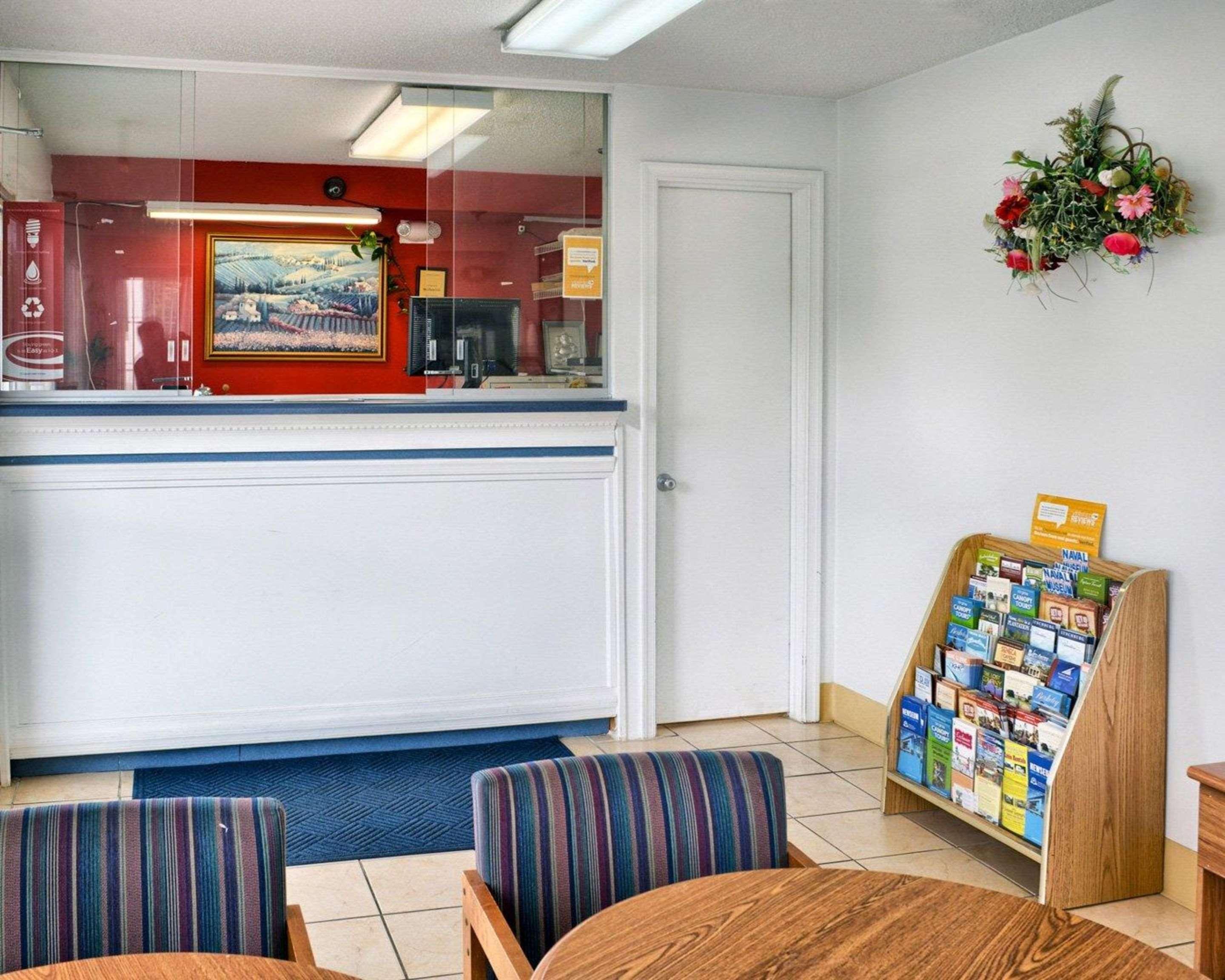 Econo Lodge *